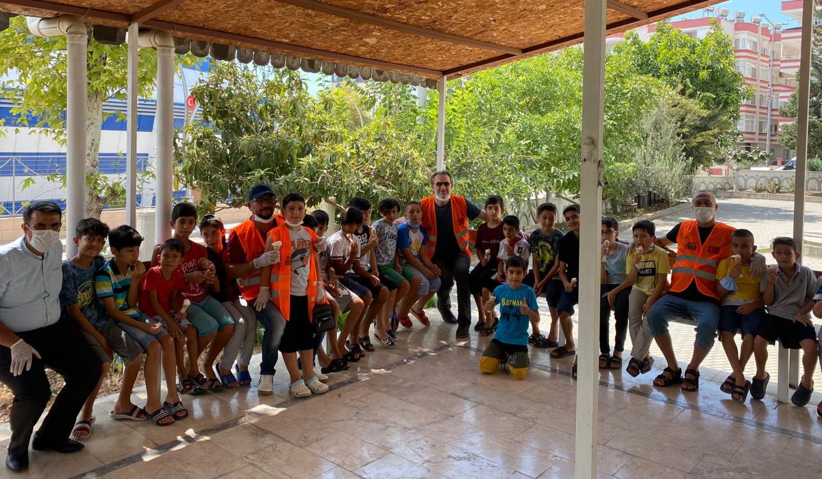 Tarsuslu Çocuklar Dondurma İkramlarıyla Serinledi