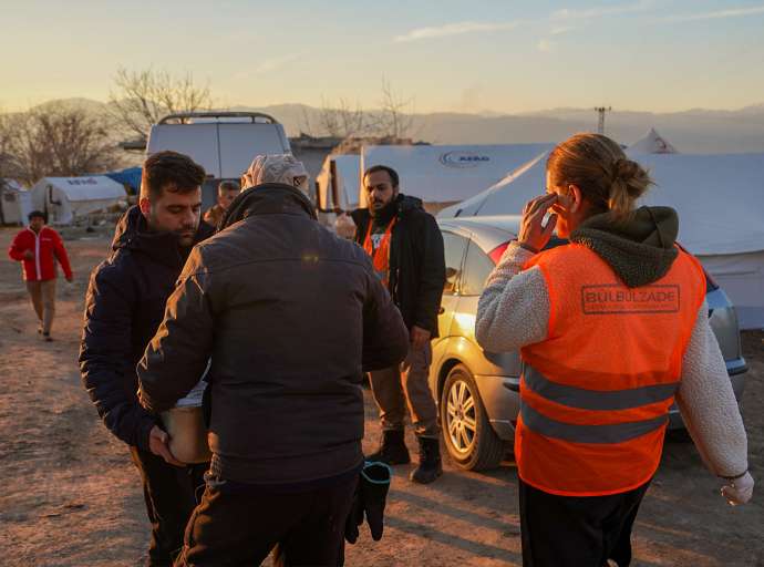 Bülbülzade Vakfında Hazırlanan Sıcak Yemekler Depremzedelere Ulaştırılmaya Devam Ediyor