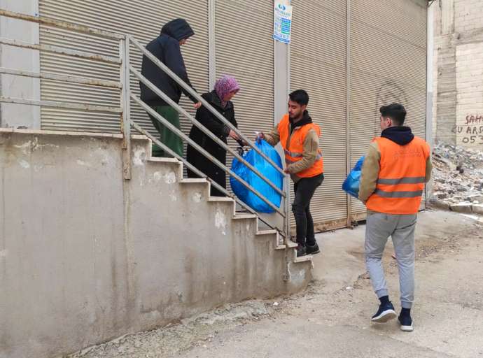 Bülbülzade Vakfı İhtiyaçlarını İleten Ailelere Yardımlarını Ulaştırmaya Devam Ediyor