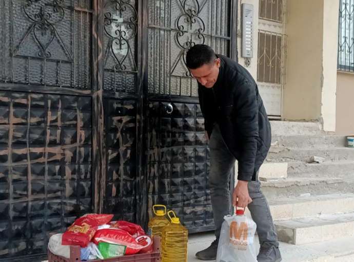 Tarsus Açık Kapı Derneğinin Depremzedelere Yardımları Devam Ediyor