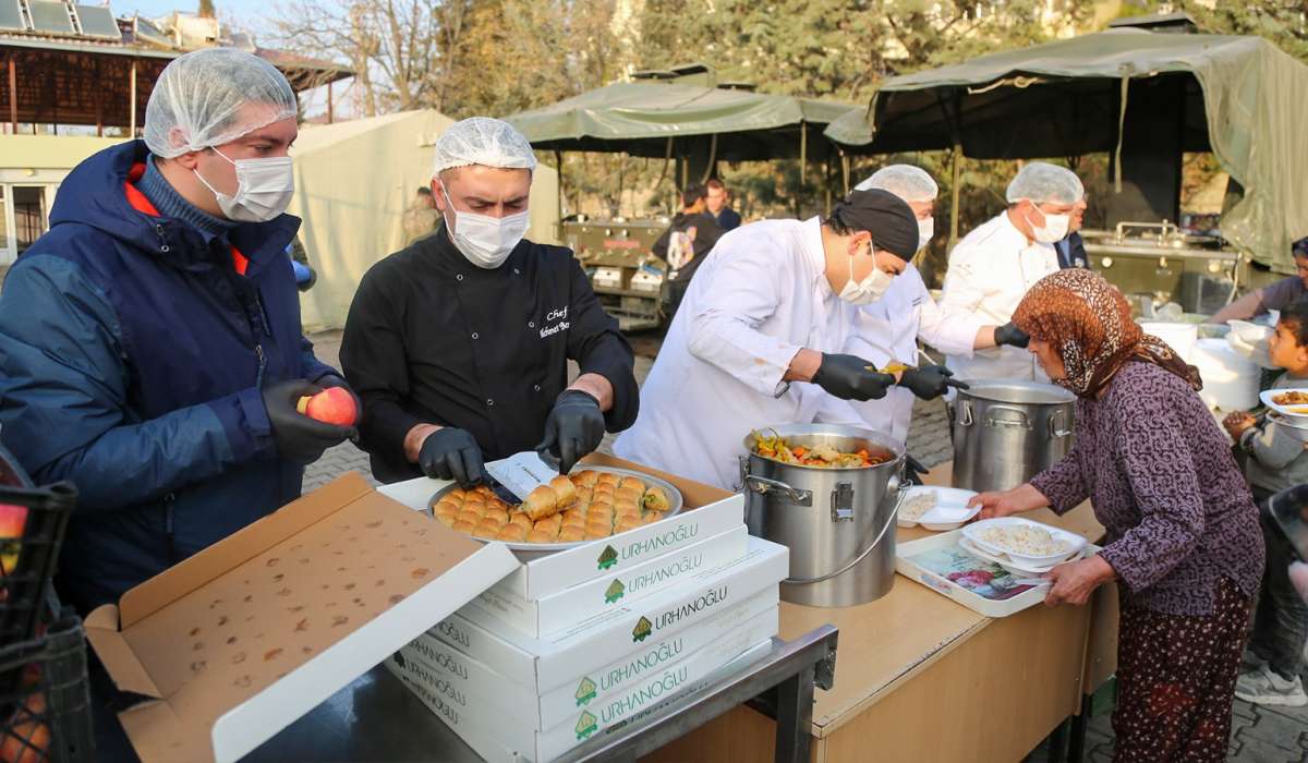 Bülbülzade Vakfı Hazırlanan Sıcak Yemekleri Depremzedelere Ulaştırmaya Devam Ediyor