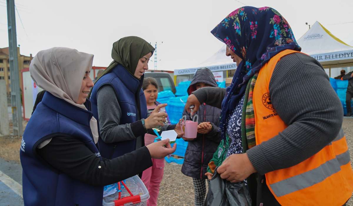 Bülbülzade Vakfı Berat Kandil’ini İslahiye’deki Depremzedelerle Kutladı