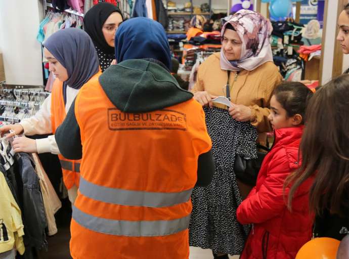 “Bir Çocuk Da Siz Giydirin” Kampanyası kapsamında Ailelere Bayramlık Yardımı Yapıldı