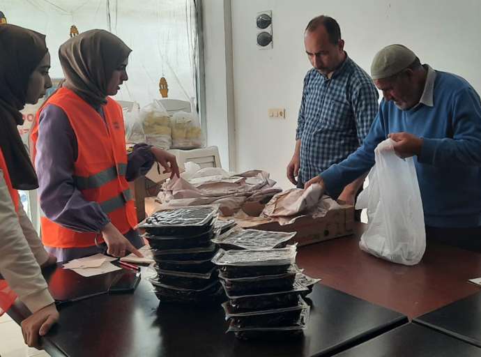 İLSANDER İftar Yemeği Dağıtımlarına Devam Ediyor