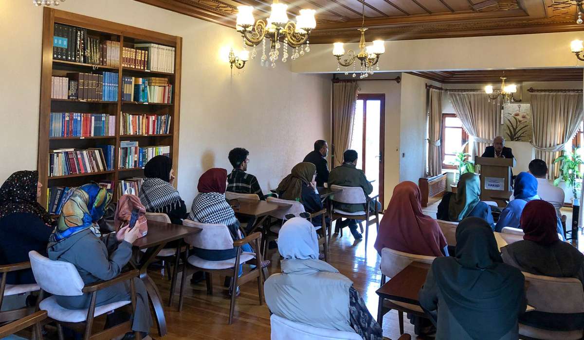Ankara'da Gençlerle Edebiyat Üzerine Hasbihal: Şair Cumali Ünaldı Hasannebioğlu Kariyer Durağı'nın Konuğu Oldu