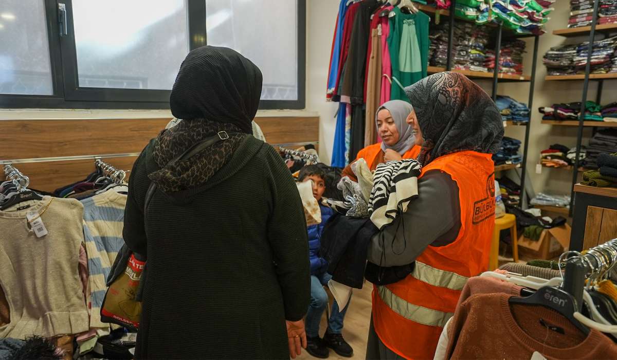 Bülbülzade Vakfı Karagöz Yardım Mağazasında İhtiyaç Sahibi Ailelere Yardım Etmeye Devam Ediyor