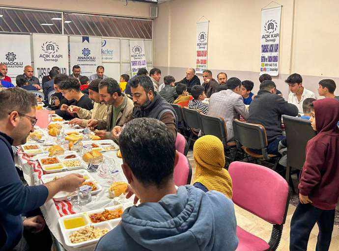Tarsus Açık Kapı Derneği İftar Programı Düzenledi