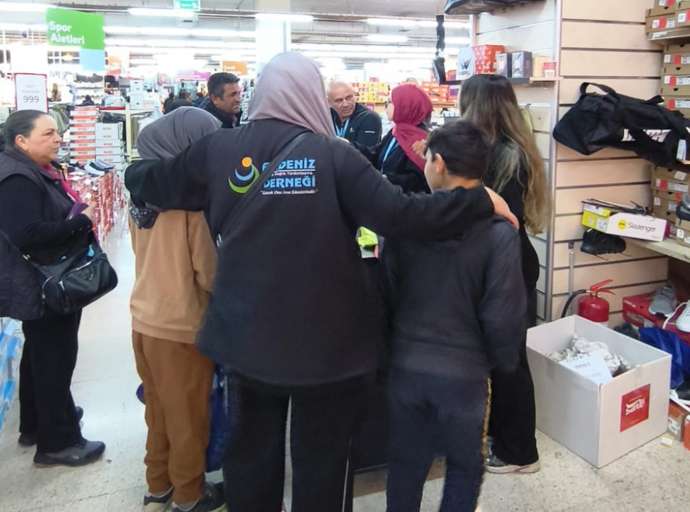Akdeniz Derneği Yetim Giydirme Çalışması
